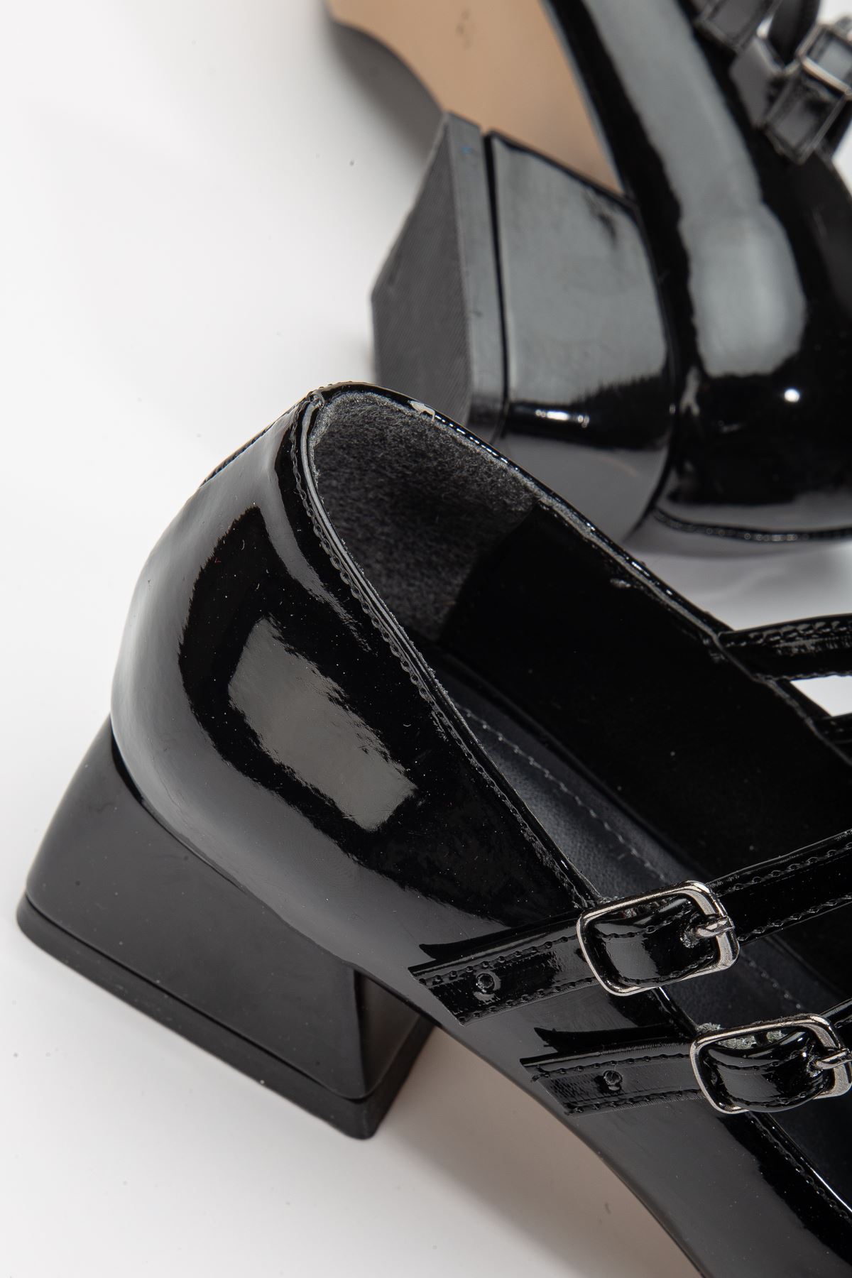 Karlee  Küt Burun  Topuklu Rugan    Ayakkabı Siyah